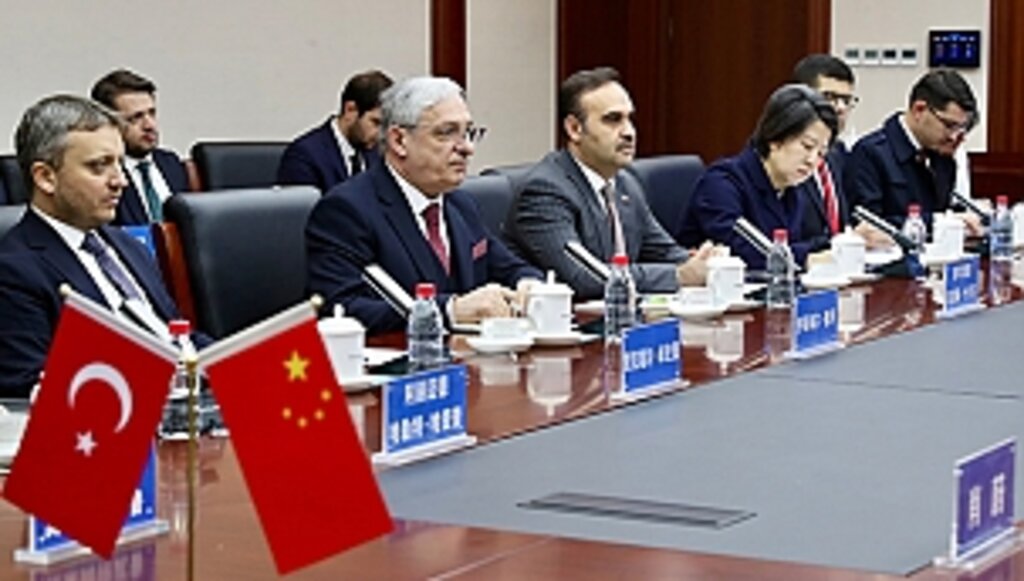 Bakan Kacır Çin'li Mevkidaşlarıyla Biraraya Geldi