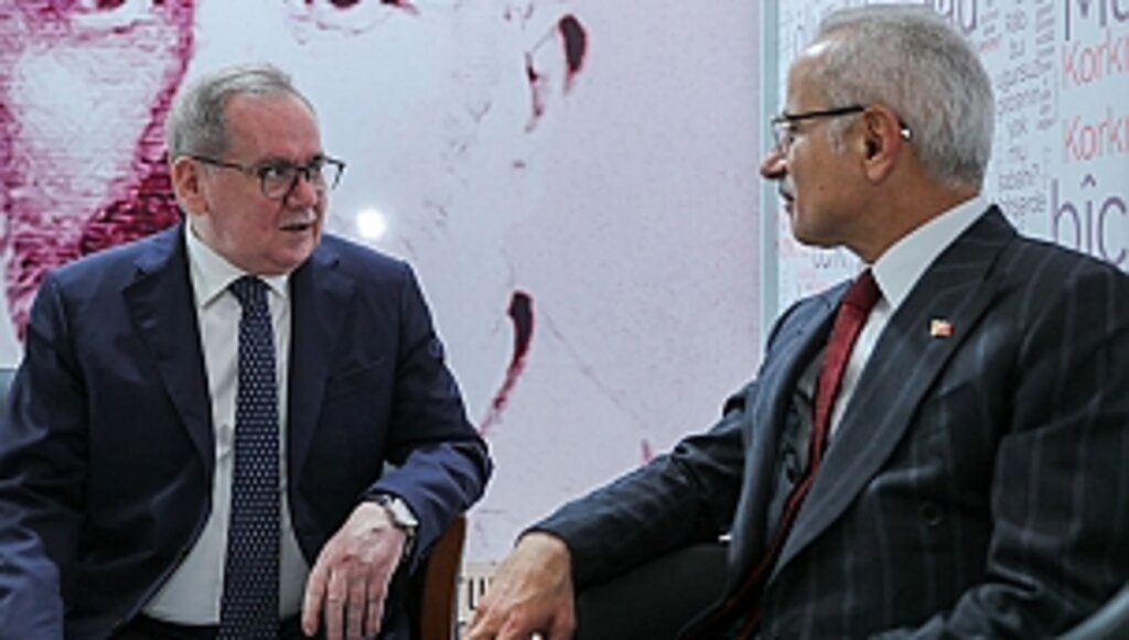 Bakan Uraloğlu, Büyükşehir Standını Ziyaret Etti