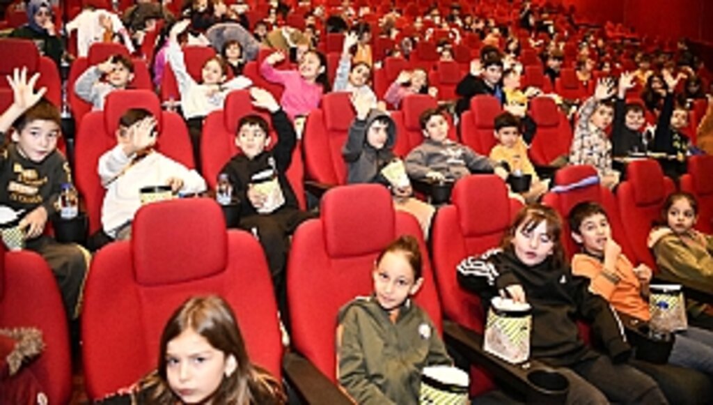 İlk Defa Sinemada Film İzlediler!...