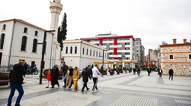 Saathane Meydanı Kuşakları Bir Araya Getiriyor