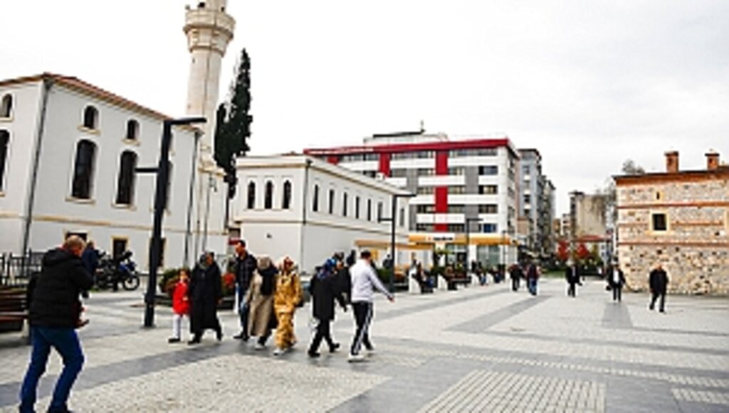 Saathane Meydanı Kuşakları Bir Araya Getiriyor