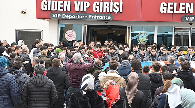 Avrupa Şampiyonu Alperen'e Coşkulu Karşılama