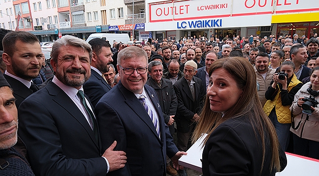 Gördüğüm Manzara Hem Bizi Duygulandırıyor Hem Gözlerimizi Yaşartıyor