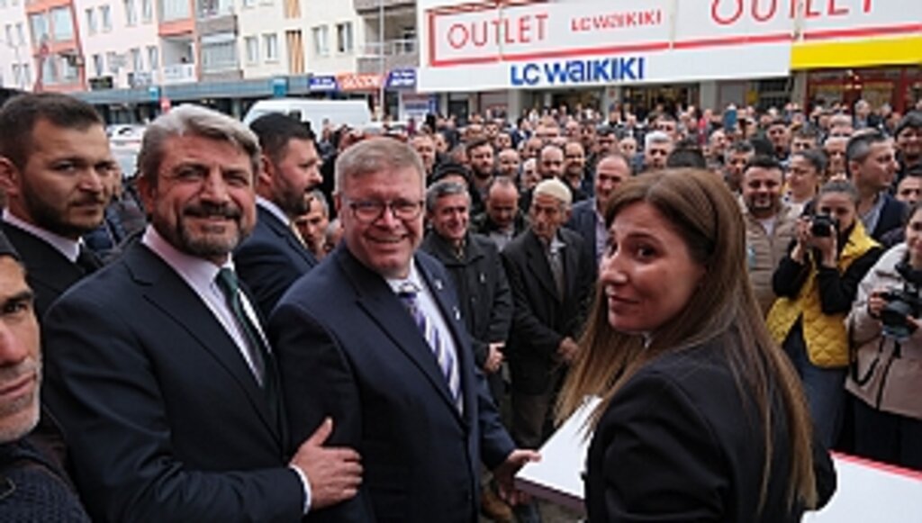 Gördüğüm Manzara Hem Bizi Duygulandırıyor Hem Gözlerimizi Yaşartıyor