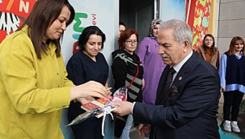 Demirtaş Kadınlar Günü'nü Çiçekle Kutladı