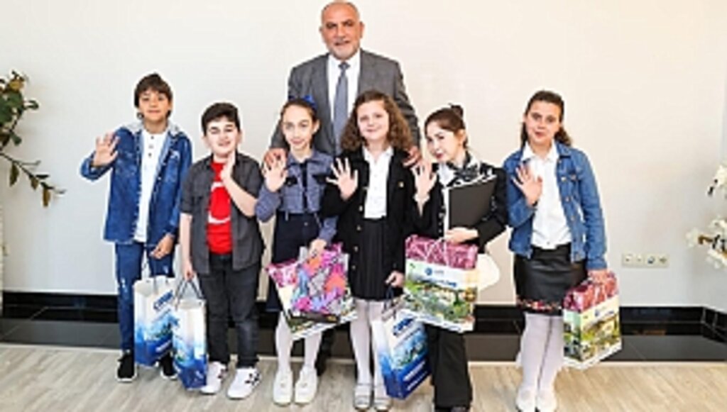 Başkan İbrahim Sandıkçı'dan Miniklere Hediye