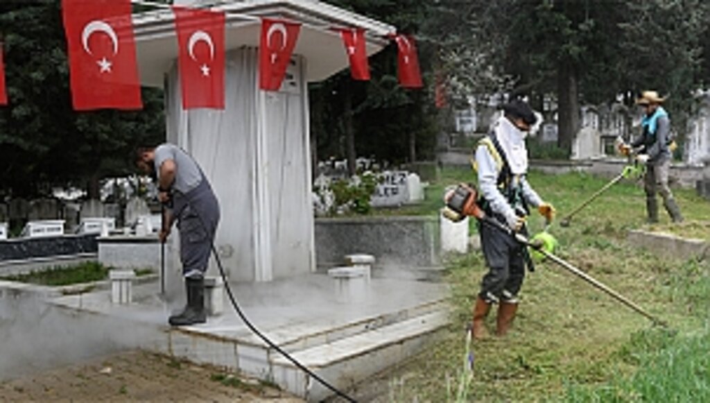 Büyükşehirden Mezarlıklarda Bayram Temizliği