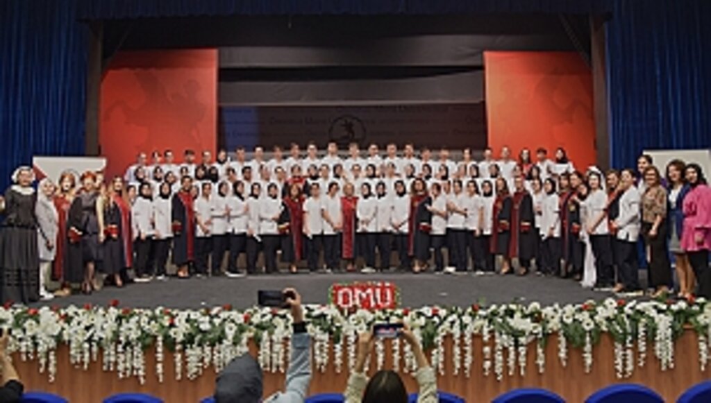 Hemşire Adayları, Taşıyacakları Beyaz Üniformalarına Kavuştu