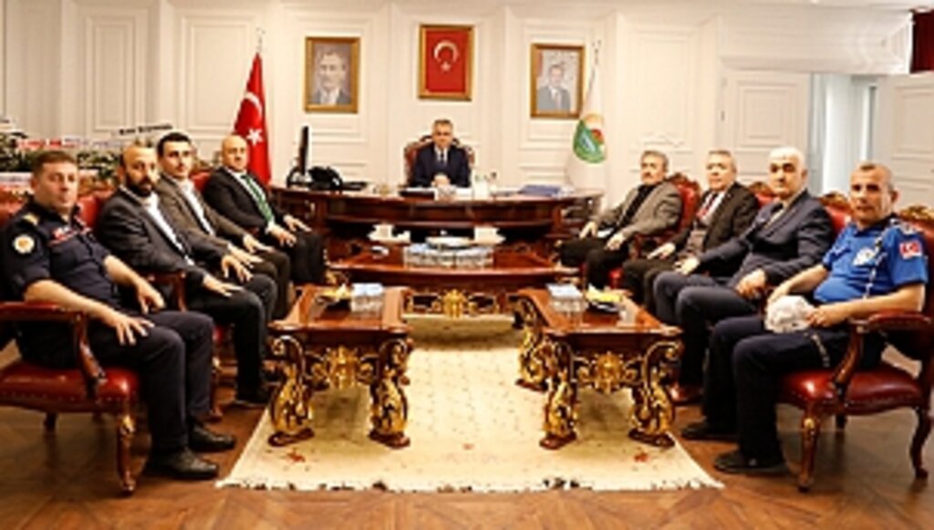 Kapımız da Gönlümüz de Milletimize Açık