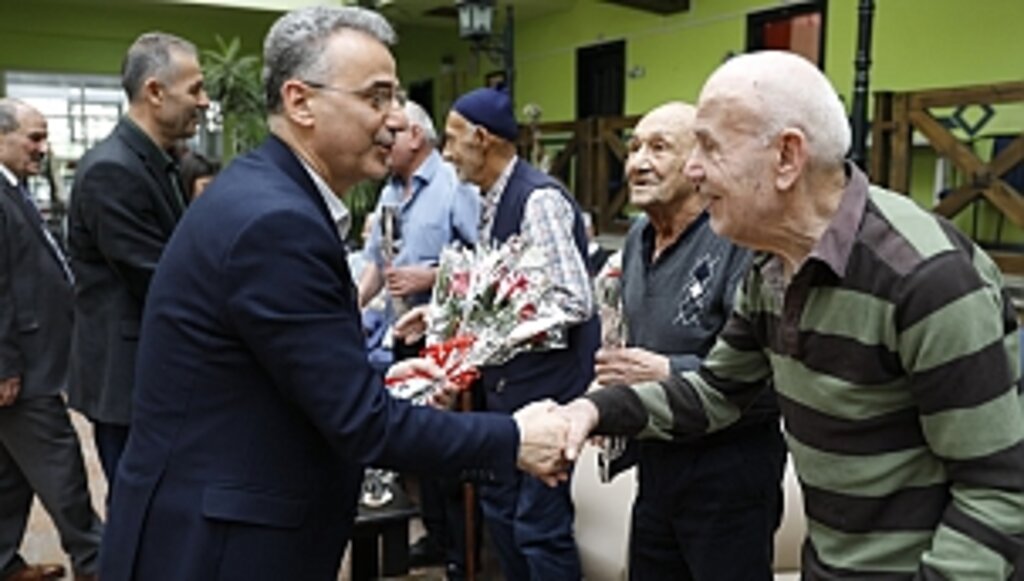 Başkan Kurnaz'dan Anneler Günü'nde Huzurevine Ziyaret 
