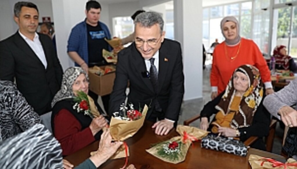 Büyüklerimiz Bizler İçin Kıymetlidir