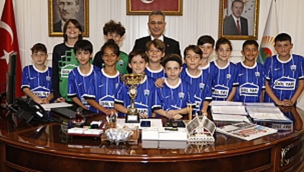 Şampiyonluk Kupasını Başkan İhsan Kurnaz'a Getirdiler