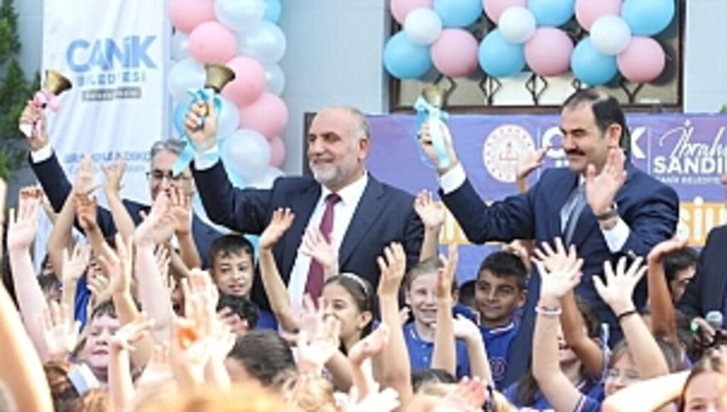 1. Sınıfa Başlayan Tüm Öğrencilerimize Çanta ve Kırtasiye Seti Hediye Ettik