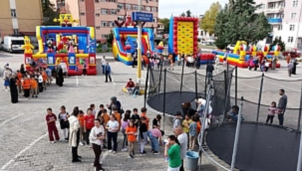 Büyükşehir'in İlçe Çocuk Şenlikleri Vezirköprü İle Devam Etti