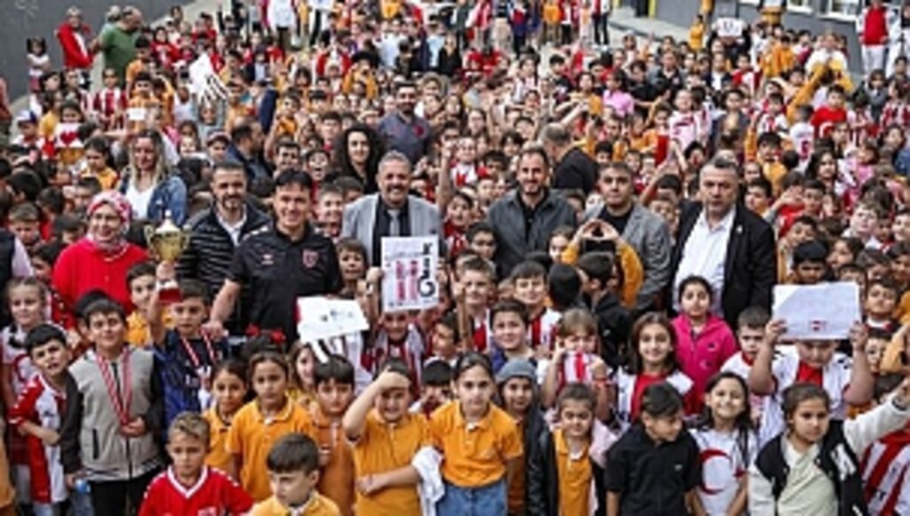 Kaptan Zeki Yavru Minik Öğrencilerle Buluştu