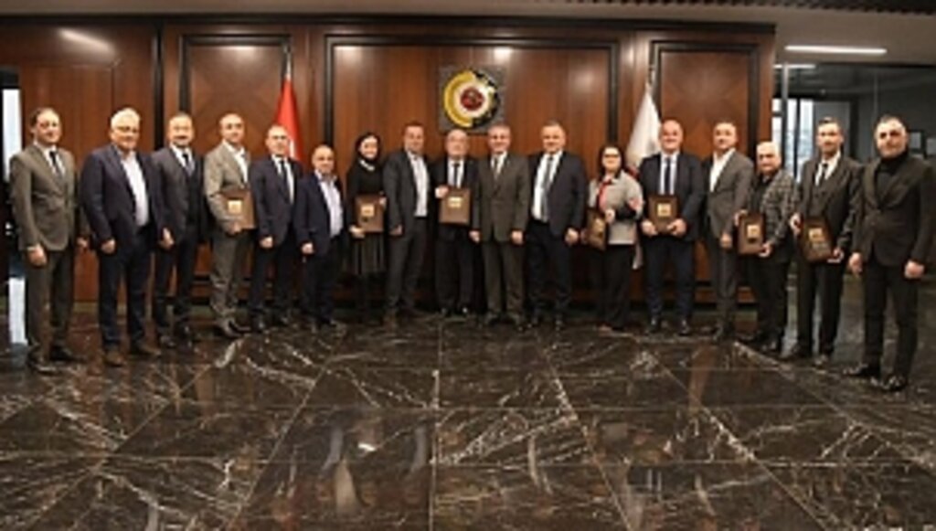 Murzioğlu'ndan Personeline Teşekkür Plaketi