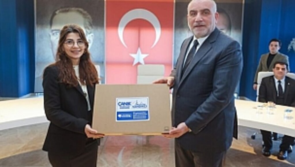 Başkan İbrahim Sandıkçı'dan Öğretmenlere Laptop