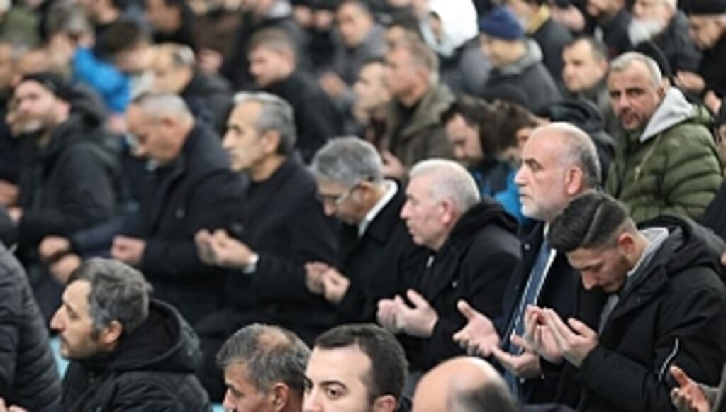 Berat Kandili'nde Dualar Göğe Yükseldi