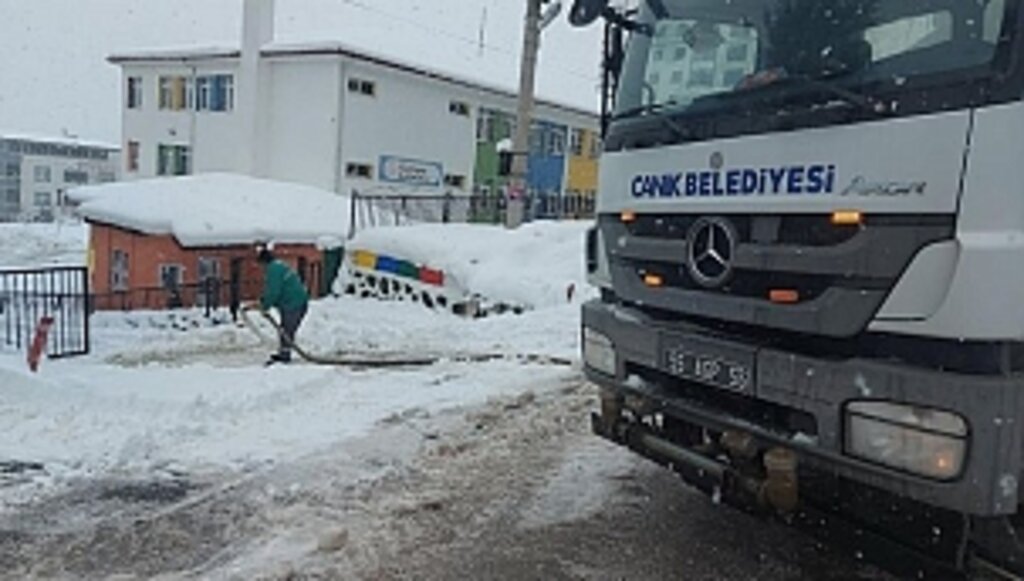 Canik'te Okullara Buzlanmaya Karşı Solüsyon Uygulaması