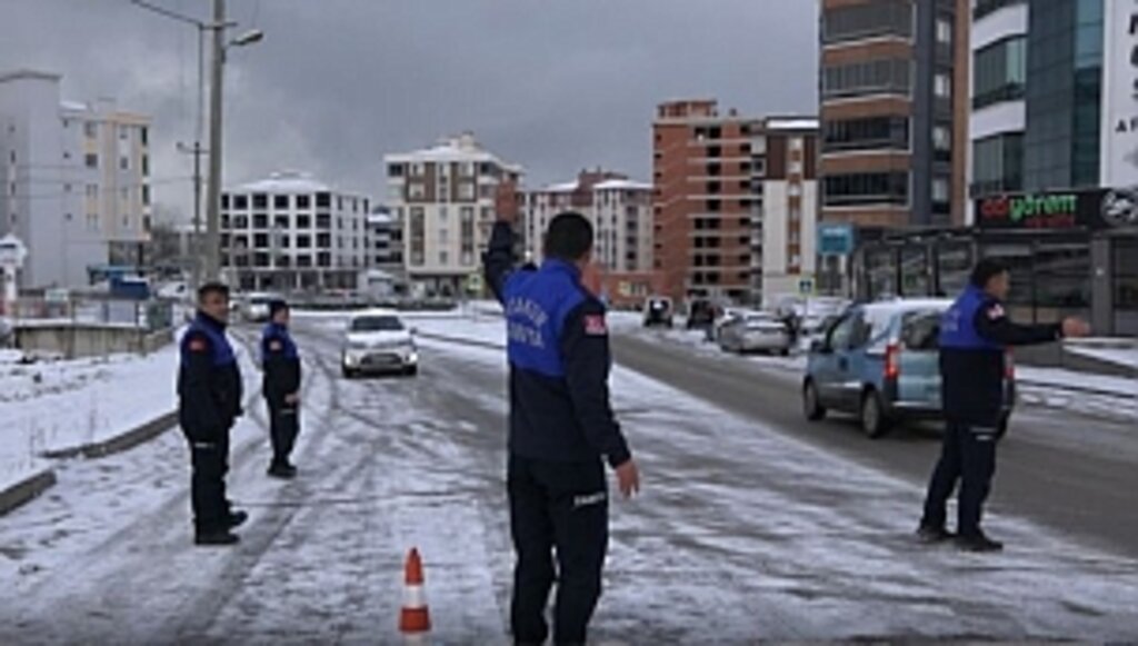 Kar Lastiği Olmadan Sokağa Çıkmayın