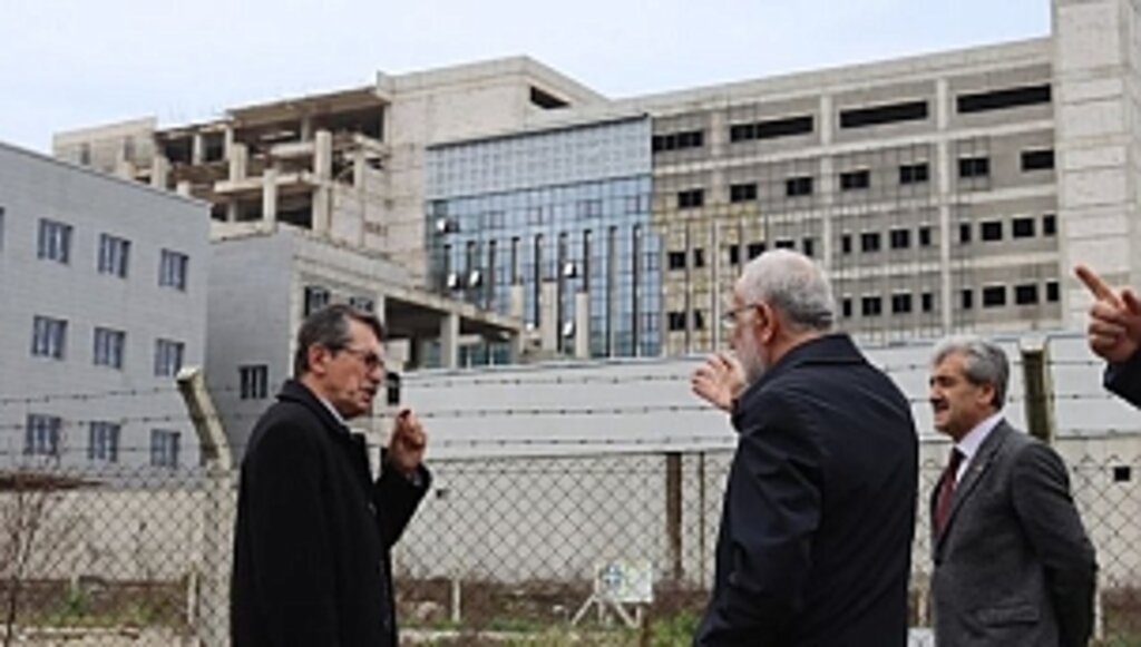 Halk, 7 Yıldır Tamamlanamayan Hastahanenin Açılmasını Bekliyor