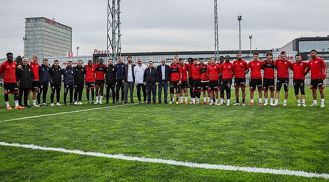 Samsunspor'da Yönetim, Teknik Ekip, Futbolcular Bayramlaştı