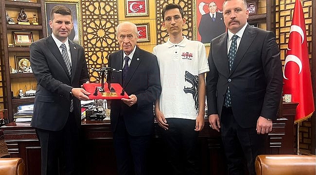Bahçeliye TÜRKHAN İHA Prototipi Hediye Edildi