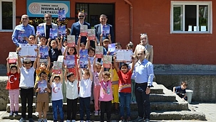 Başkan İkiz ve Kaymakam Ayvat Öğrencilerle Karne Verdi