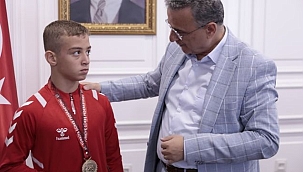 Başkan Kurnaz, Şampiyon Güreşçiyi Makamında Ağırladı