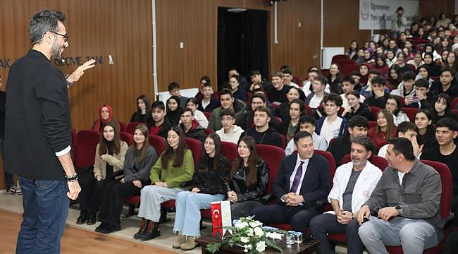 Gençlerin Eğitim ve Kariyer Yolculuğuna Rehber Oluyor