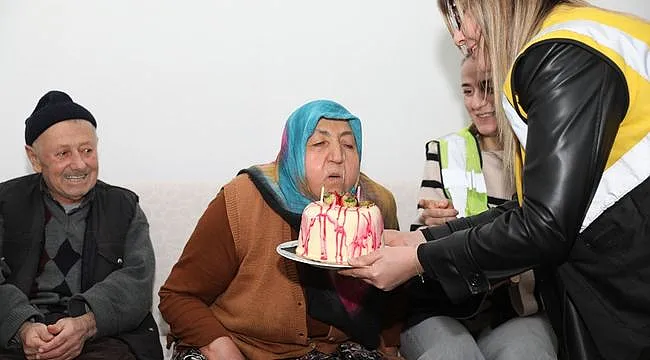 İlk Doğum Gününü 74 Yaşında Kutladı