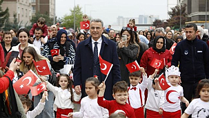 İlkadımlı Miniklerden Türk Bayrağı'na Büyük Sevgi