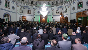 Binler Kadir Gecesi'nde Ellerini Semaya Açtı