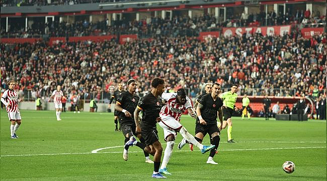21 Yıl Sonra Galatasaray'a Şampiyonluk Yolunda Samsunspor'dan Ağır Darbe 4-1