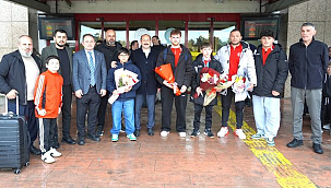 Dereci, Başarılı Güreşçileri Havaalanında Karşıladı