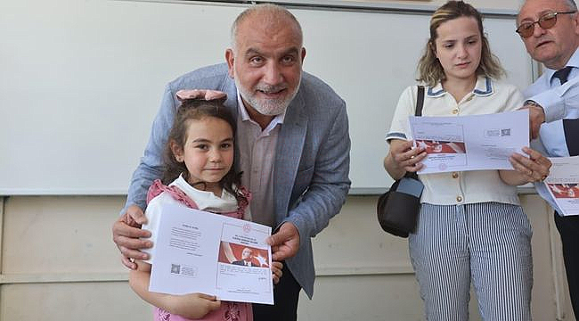 Başkan Sandıkçı Öğrencilerin Karne Sevincini Paylaştı