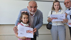 Başkan Sandıkçı Öğrencilerin Karne Sevincini Paylaştı