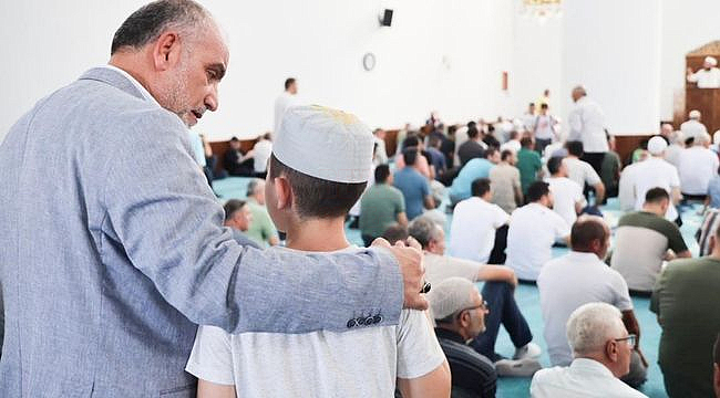 Canik'te Camiye Gelen Hediyeyi Alıyor