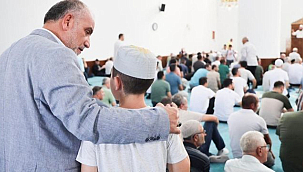 Canik'te Camiye Gelen Hediyeyi Alıyor
