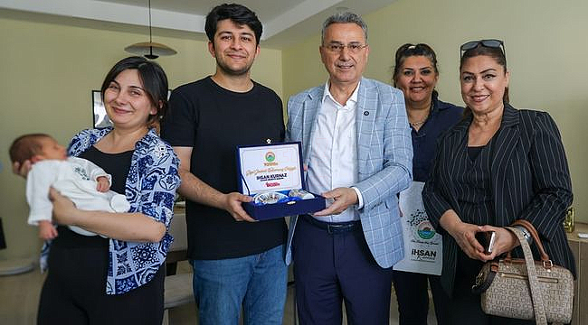 İlkadım'da Doğan 555'inci Bebeğin İlk Hediyesi Başkan İhsan Kurnaz'dan