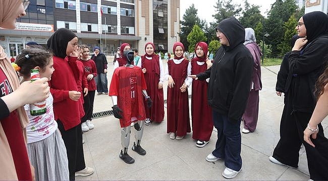 Türkiye'nin Nüfusa Kayıtlı Robotu CANİKMAN Öğrencilerle Buluştu