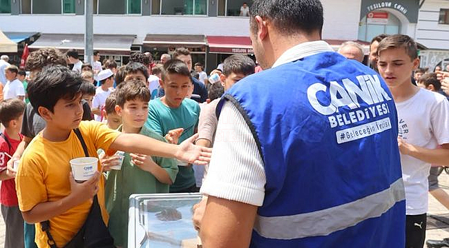 Canik Belediyesi'nden Gençlere Dondurma İkramı