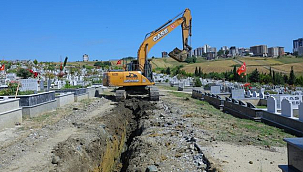 Derecik Şehir Mezarlığı'ndaki İyileştirme Çalışmaları Sürüyor