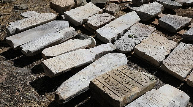 Seyyit Kutbettin Mezarlığı'ndaki Restorasyon Çalışmaları Sürüyor