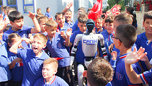 Türkiye'nin Nüfusa Kayıtlı İlk İnsansı Robotu Öğrencileri Sıralarda Karşıladı!